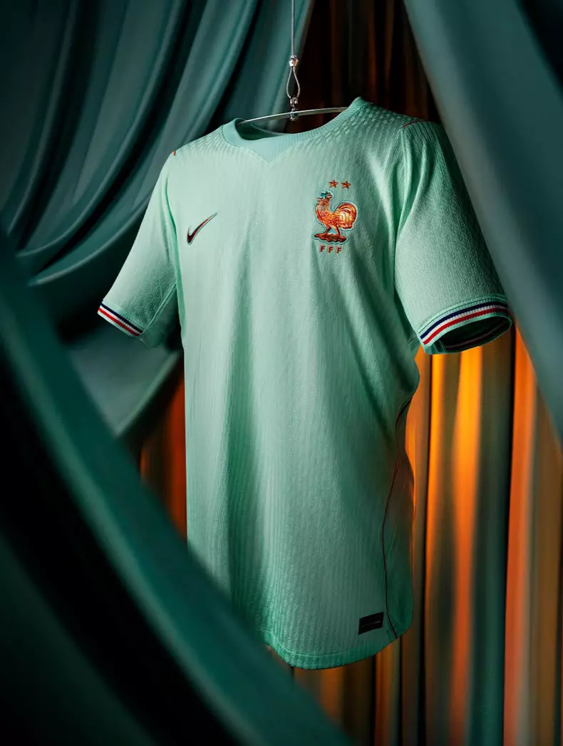 6. Echipament Franța (Nike)