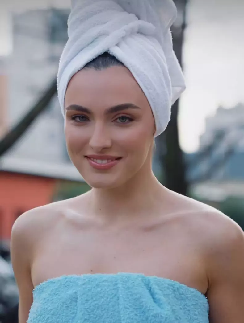 alexia eram imbraca cu un prosop pe strada4