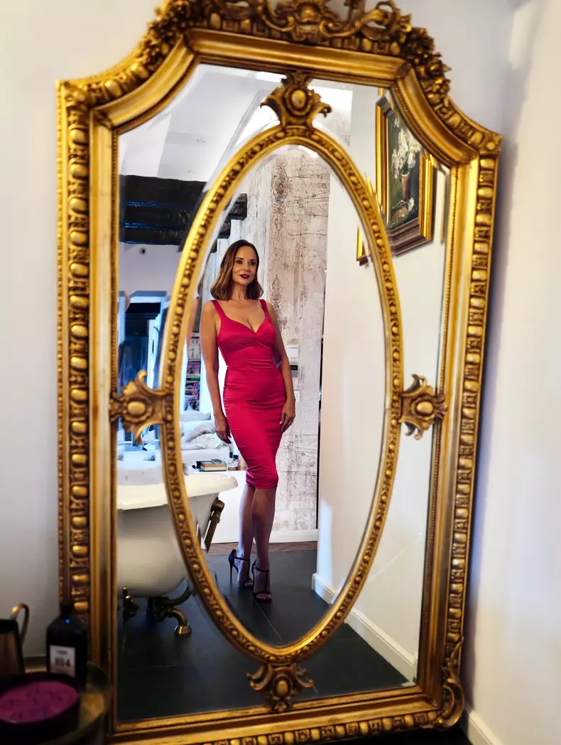 Andreea Marin într-o rochie roșie mulată și decoltată, la 51 de ani (9)