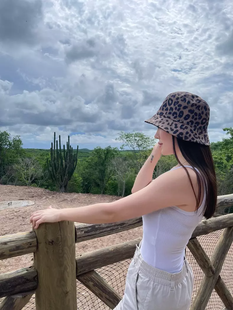 adriana garcia cu palarie
