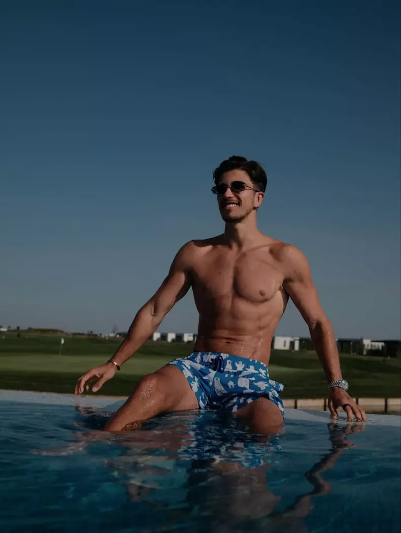 sebastian dobrincu la piscina