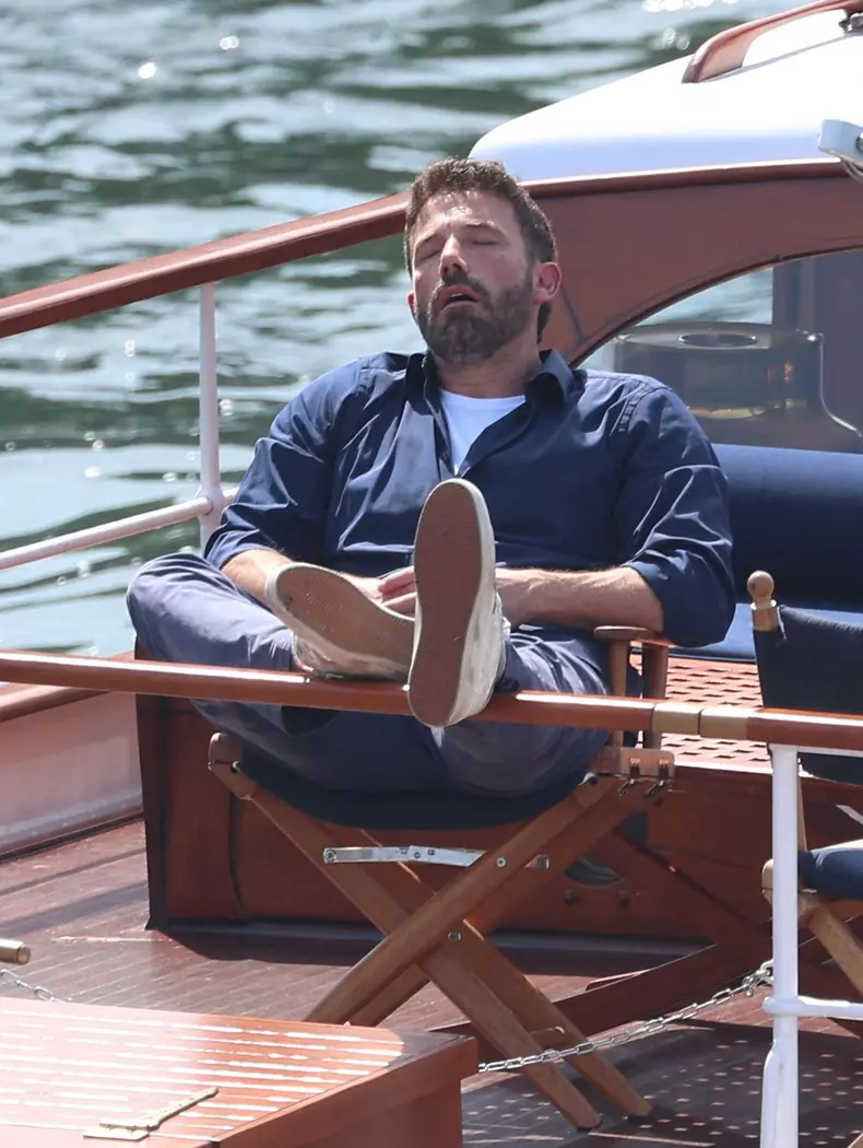 Imagini virale cu Ben Affleck dormind cu gura deschisă în luna de miere. Explicația se află în contractul prenupțial impus de JLo