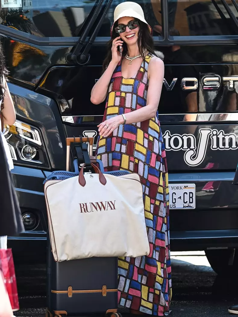 Anne-Hathaway-la-filmarile-diavolul-se-imbraca-de-la-prada-2 (3)