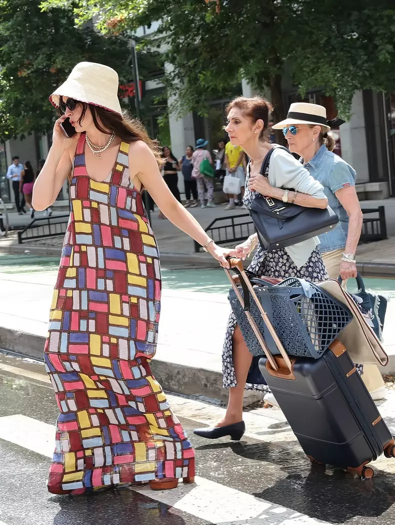 Anne-Hathaway-la-filmarile-diavolul-se-imbraca-de-la-prada-2 (4)