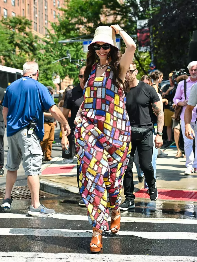 Anne-Hathaway-la-filmarile-diavolul-se-imbraca-de-la-prada-2 (5)