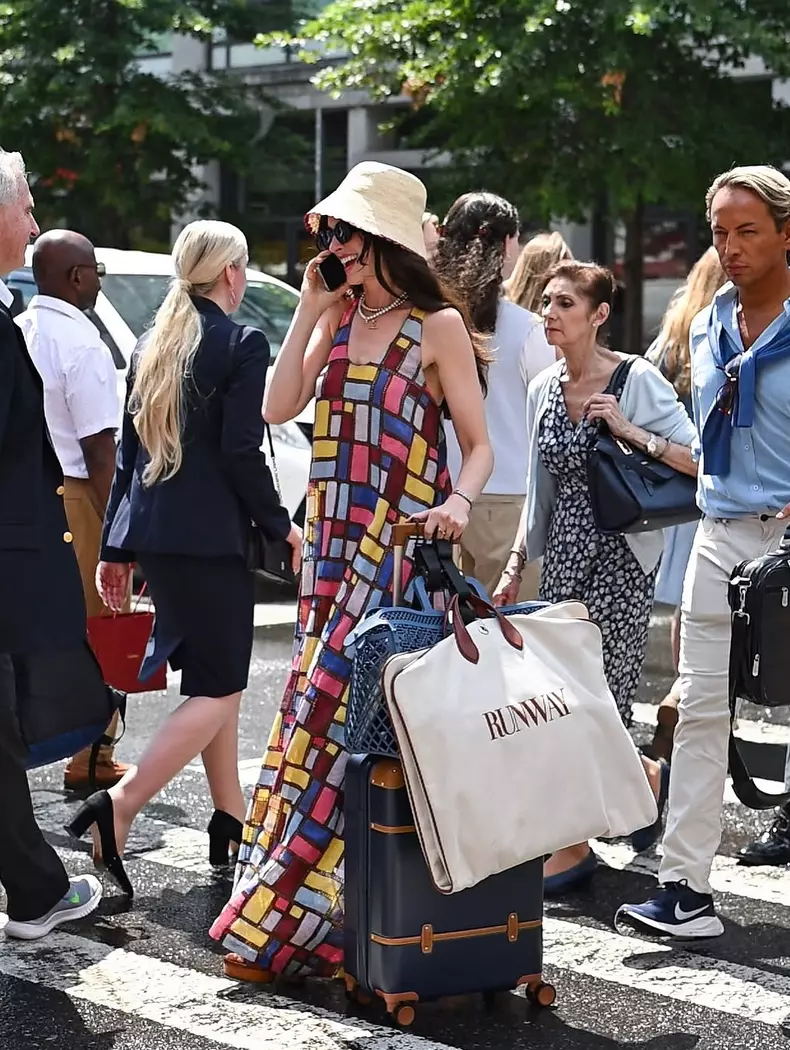Anne-Hathaway-la-filmarile-diavolul-se-imbraca-de-la-prada-2 (6)