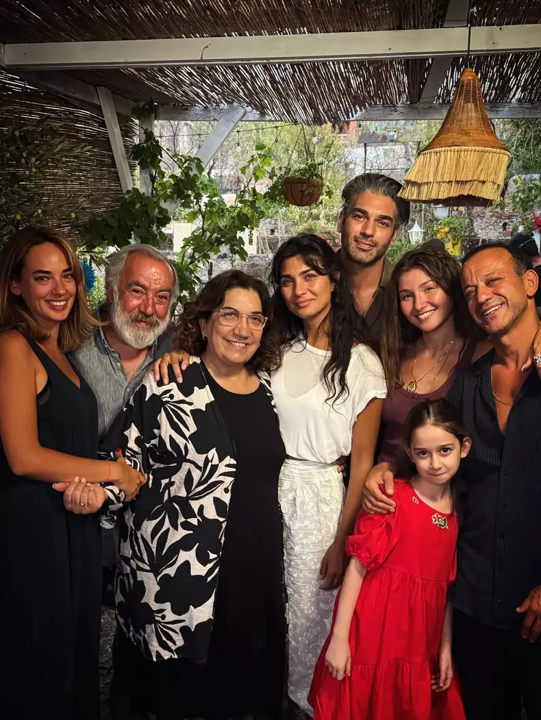 Tuba-Büyüküstün-un-alt-sine-netflix-filmari (6)