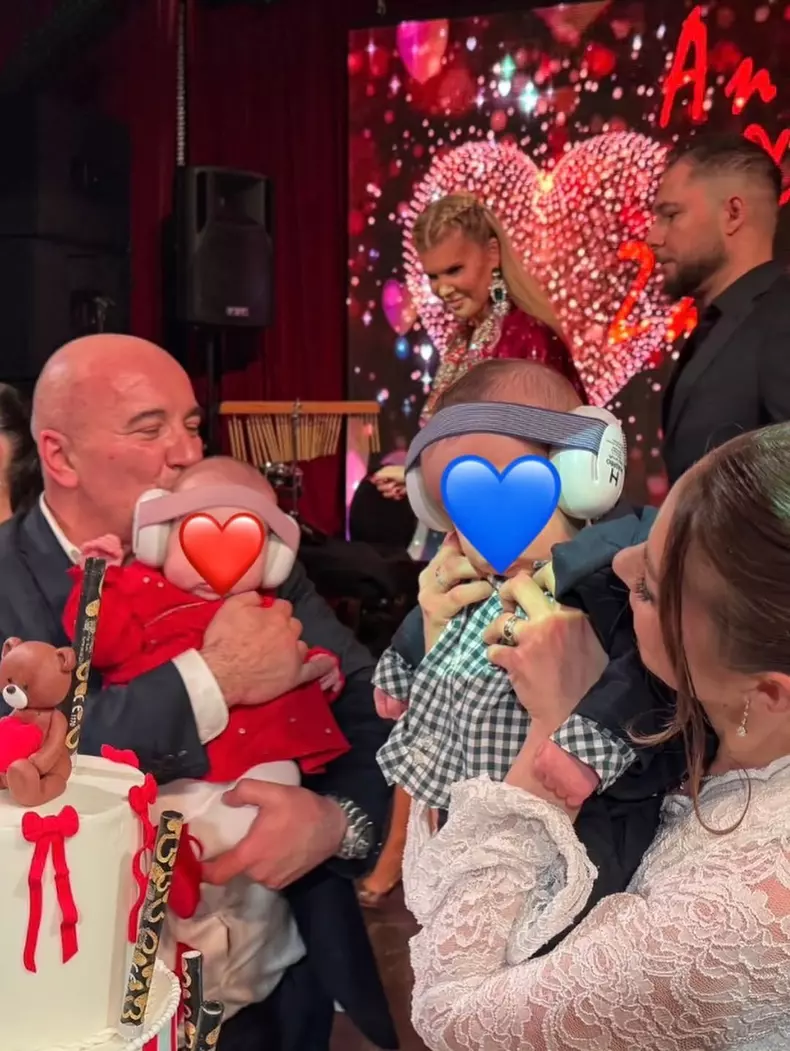 1. Roxana Nemeș și-a botezat gemenii