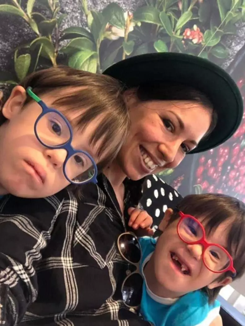 cristina-balan-face-forturi-supraomenesti-pentru-gemenii-sai-cu-sindromul-down.-cum-se-simt-acum-copiii-3-1