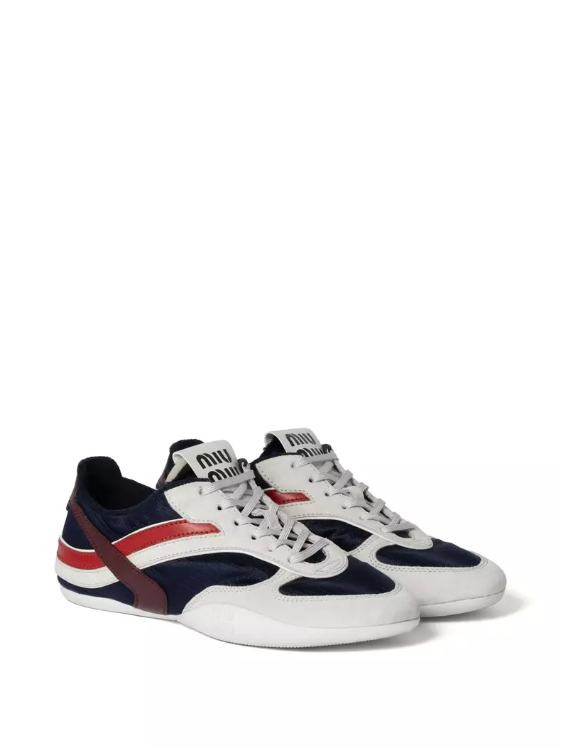 Sneakers din poliamidă reciclată și piele, Miu Miu, 850 euro, www.farfetch.com