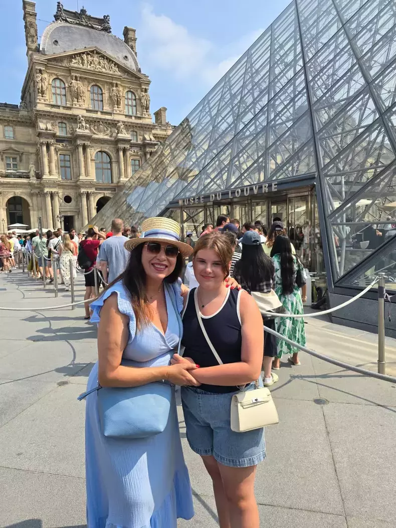 oana-roman-isabela-fiica-ei-isa-fata-vacanta-paris-franta-2