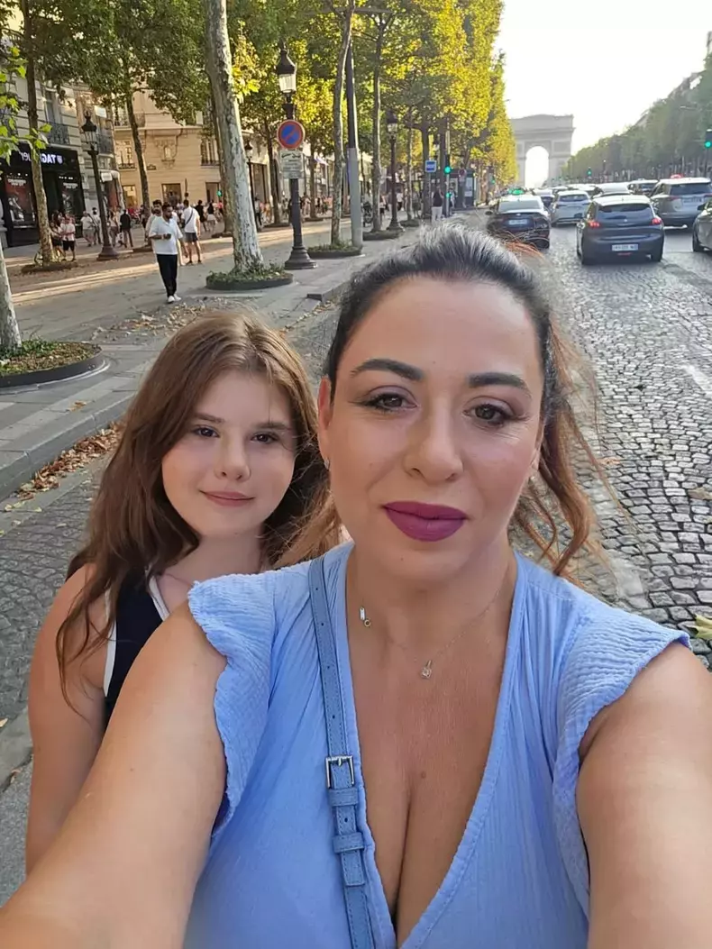 oana-roman-isabela-fiica-ei-isa-fata-vacanta-paris-franta-3