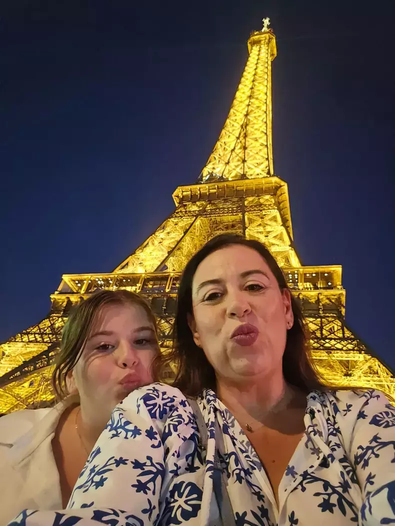 oana-roman-isabela-fiica-ei-isa-fata-vacanta-paris-franta-4