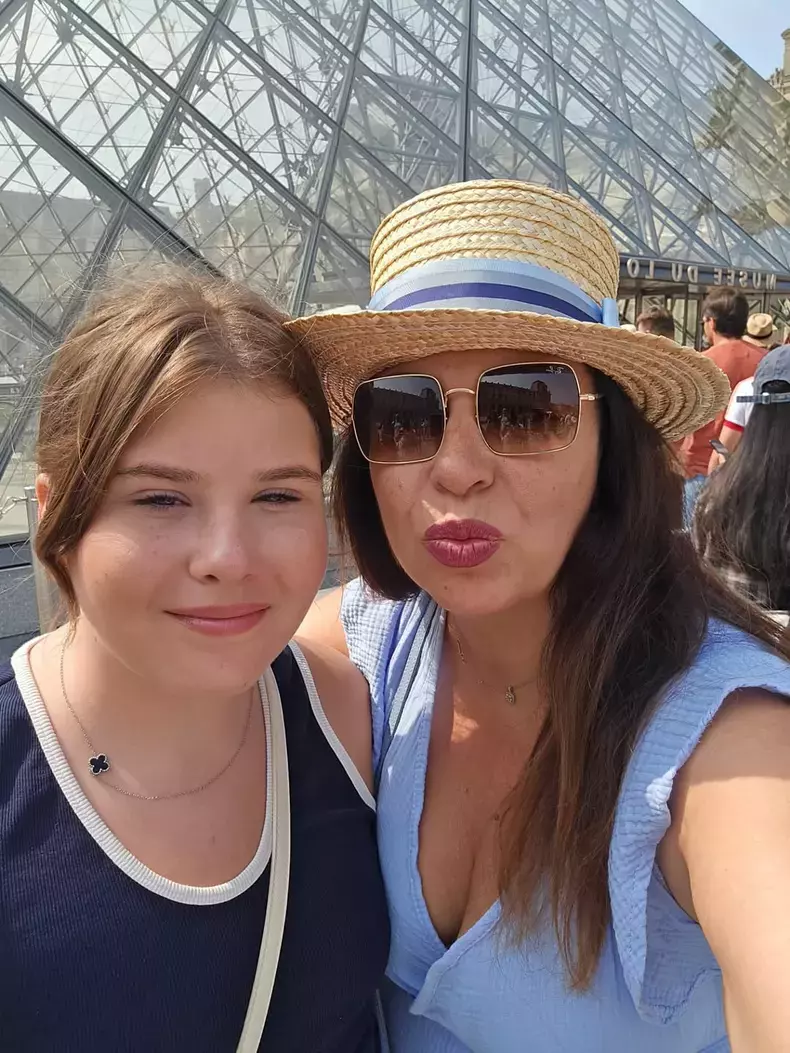 oana-roman-isabela-fiica-ei-isa-fata-vacanta-paris-franta-6