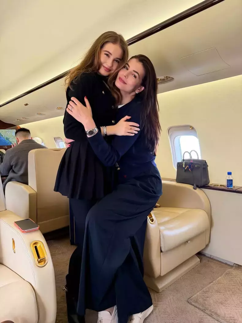 irina-columbeanu-si-monica-gabor-in-avion-privat