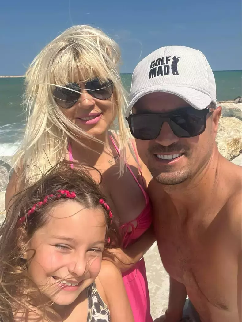 elena-udrea-la-plaja-1