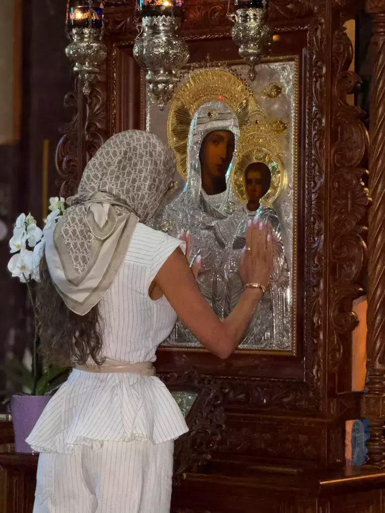 Bianca Drăgușanu la biserică