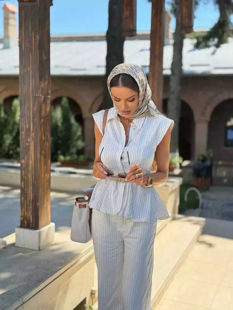 Bianca Drăgușanu la biserică1