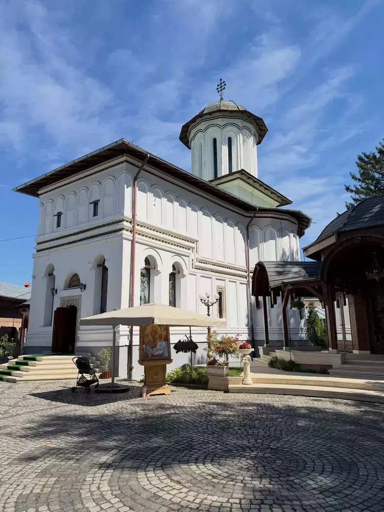 Bianca Drăgușanu la biserică3