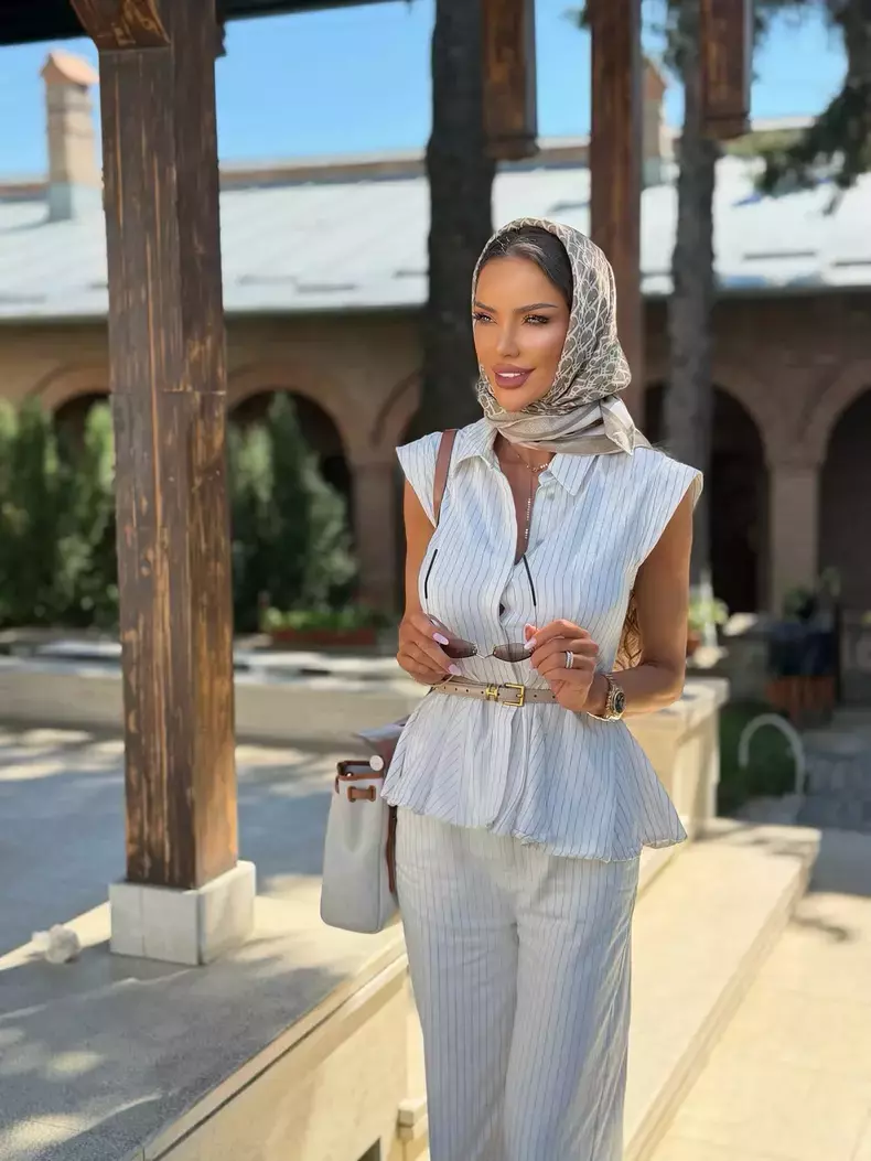 Bianca Drăgușanu la biserică4