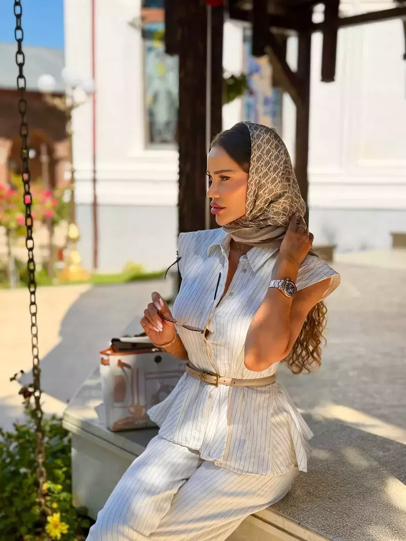 Bianca Drăgușanu la biserică5
