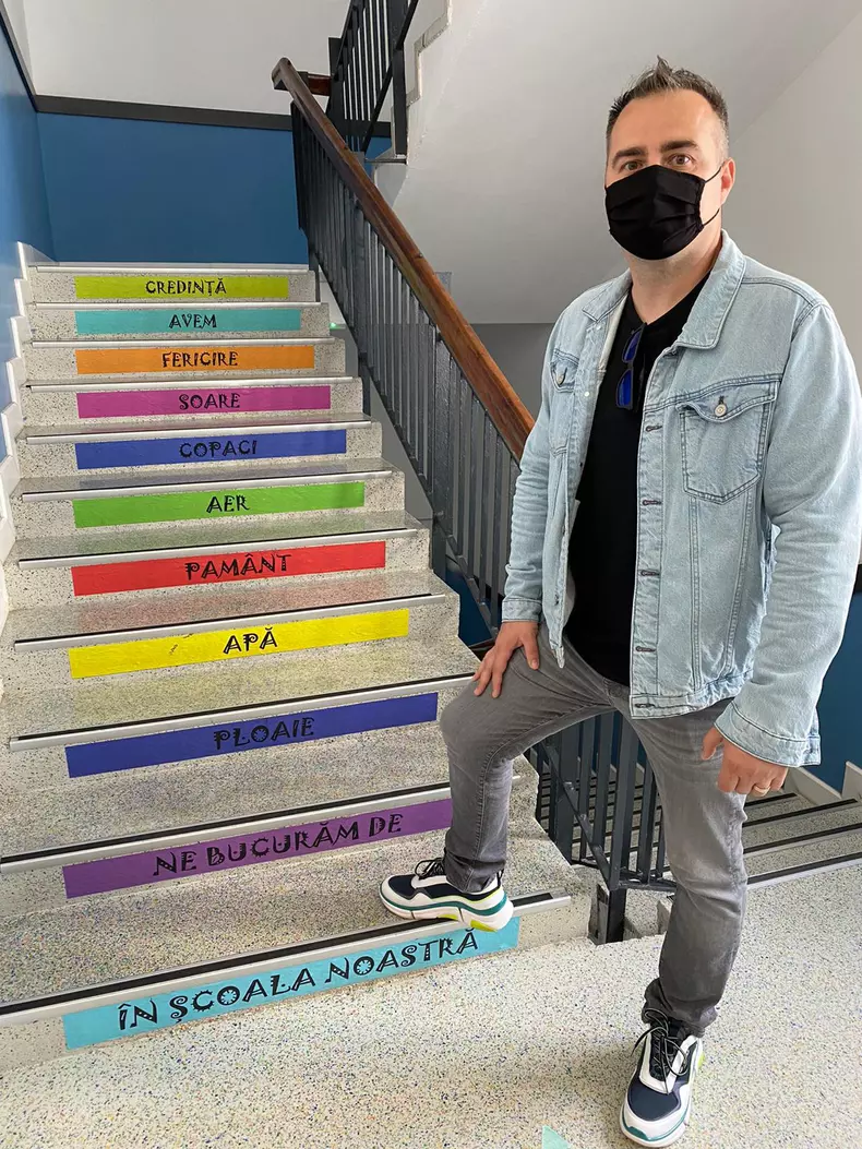 Rareș Năstase prezintă o nouă campanie la Știrile Pro TV și „România, te iubesc!”: Pierduți în teleșcoală