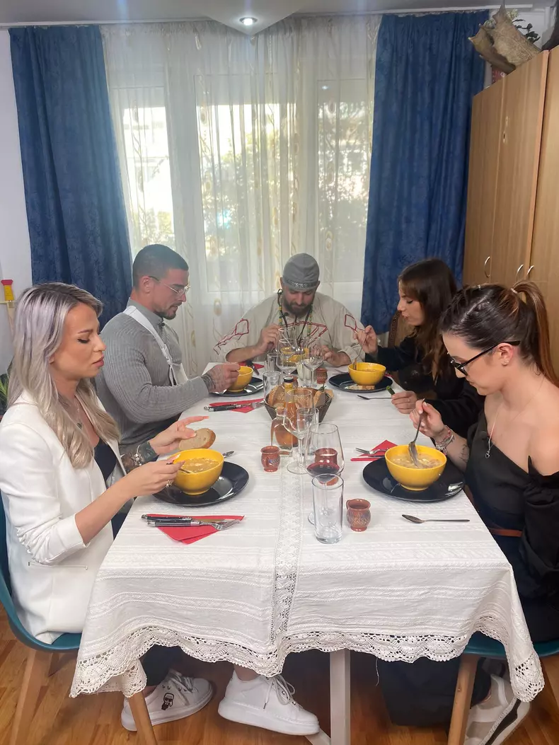 cina-tavi-mancare-pe-care