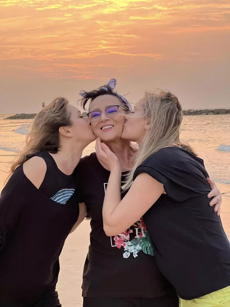 laura-cosoi-imagini-de-colectie-cu-mama-si-sora-ei-4