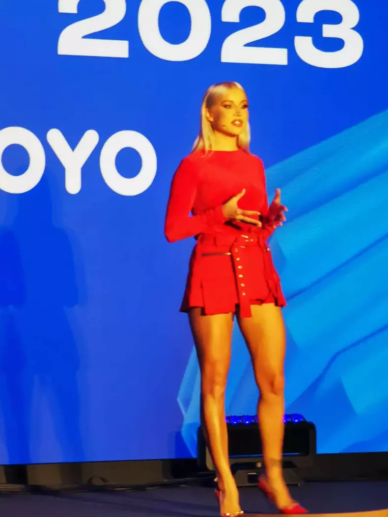 cine-prezinta-love-island-romania-4