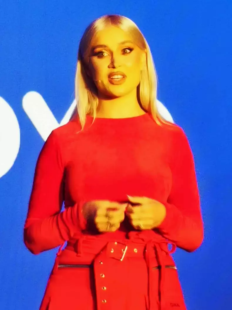 cine-prezinta-love-island-romania-7