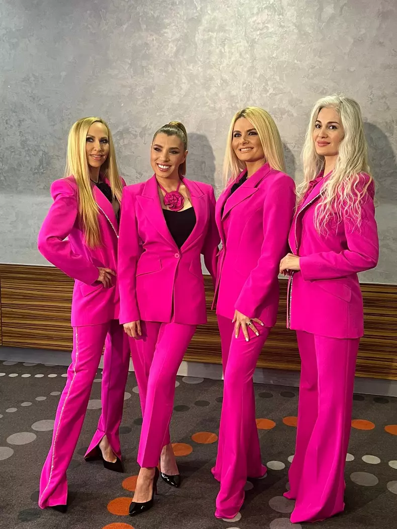 Iana Novac face parte din trupa ASIA