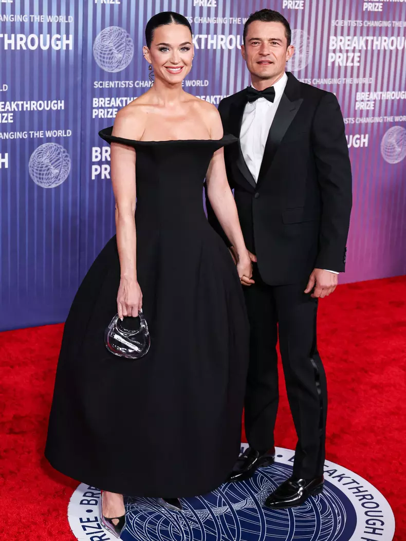 Katy Perry, în Coperni Spring/Summer 2024 ready-to-wear și bijuterii Mara Paris, cu Orlando Bloom la Breakthrough Prize 2024
