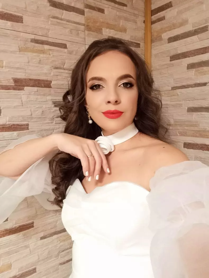 raluca angel in alb