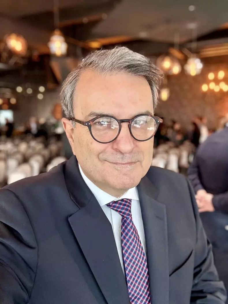 lucian mindruta la costum