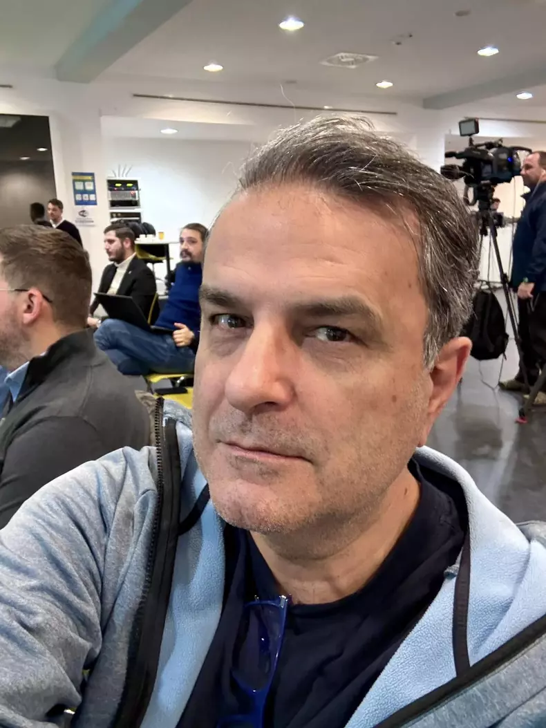 lucian mindruta la o conferinta