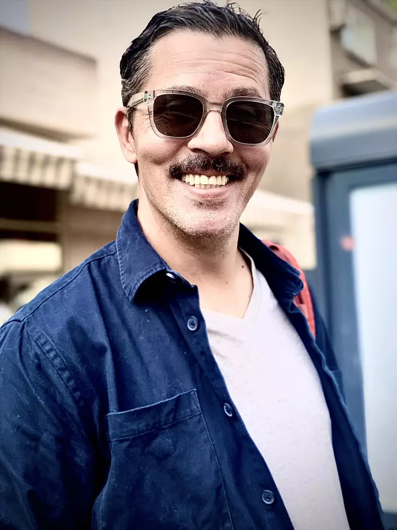 lucian viziru cu ochelari de soare