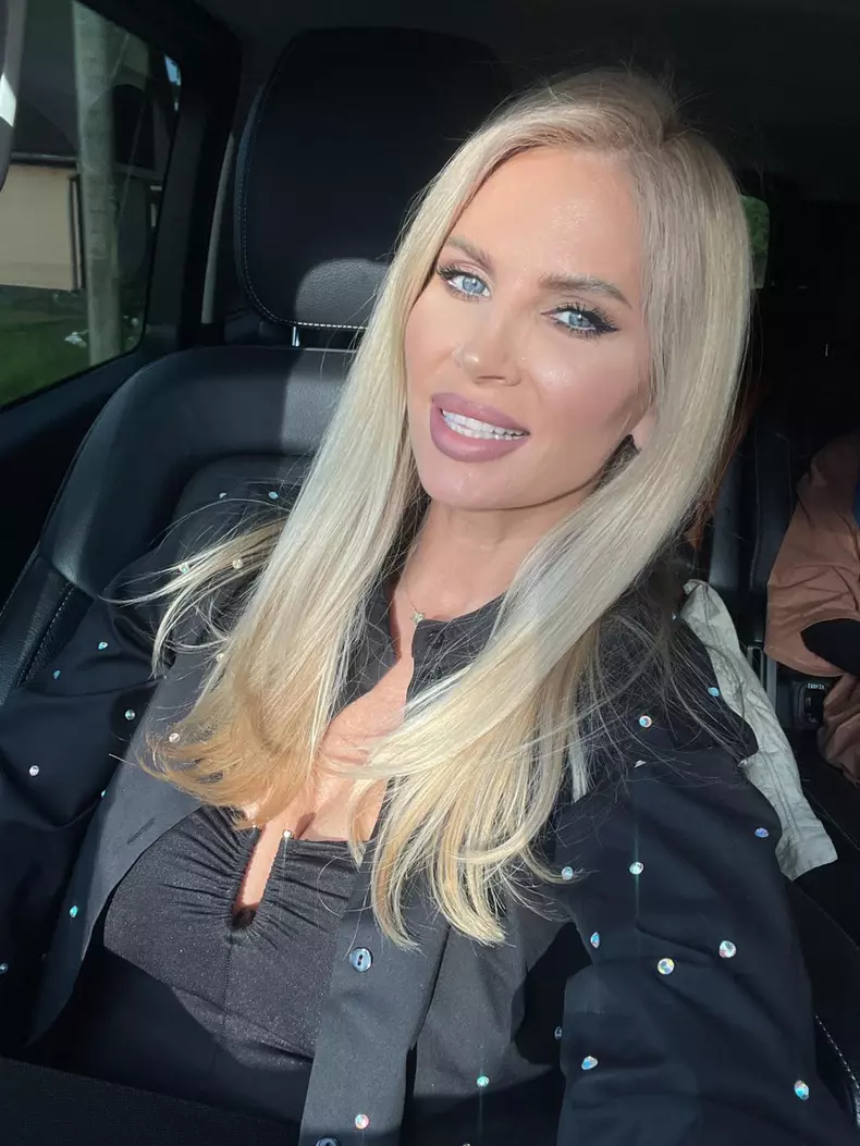 andreea banica in masina