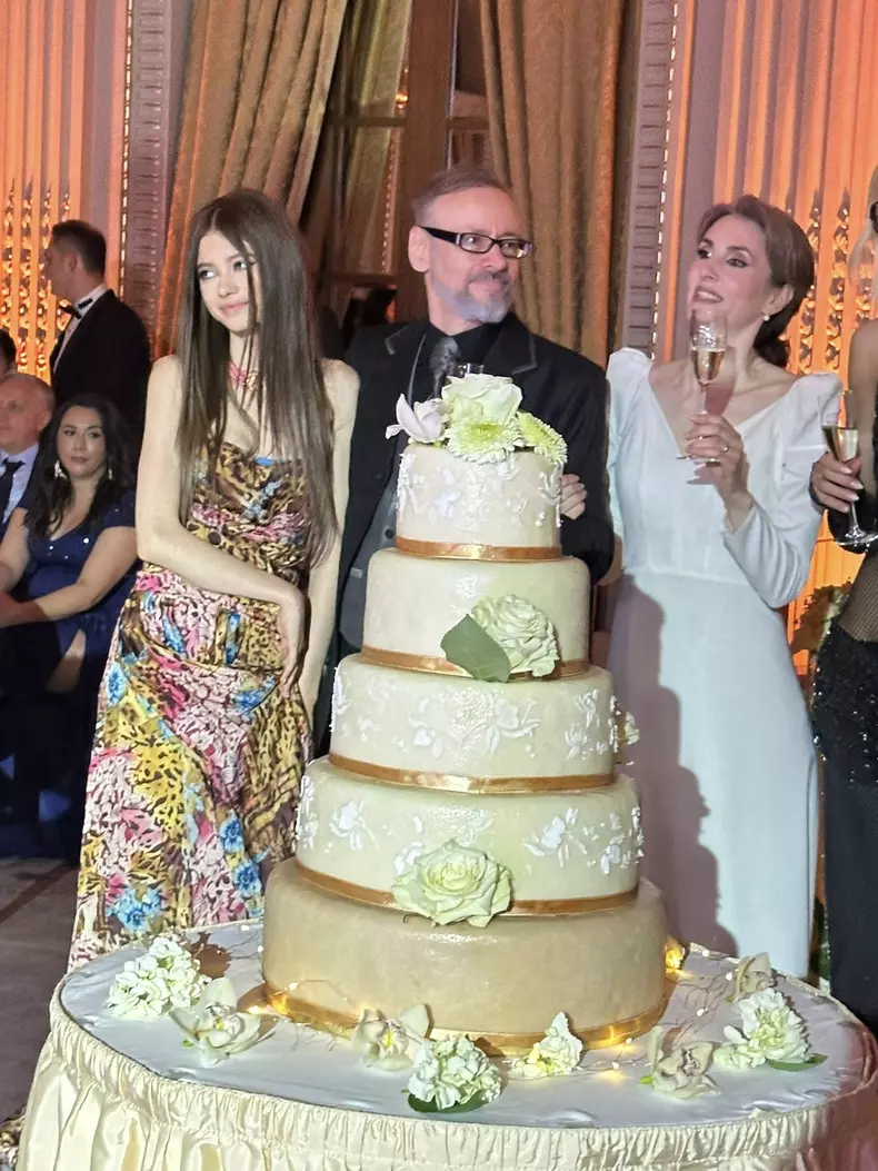 Mikaela Albu la nunta tatălui ei, Mihai Albu, cu Elena Nechifor