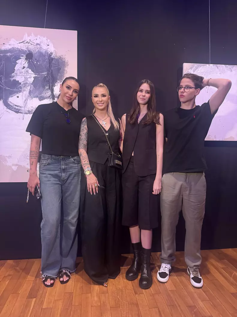 Anamaria Prodan și cei trei copii ai ei, Sarah (stânga), Rebecca (mijloc), Laurențiu Junior (dreapta)