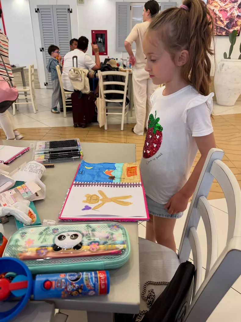 Gabriela Cristea, Tavi Clonda și fiicele lor în aeroport așteptând să urce în avion spre România (1)