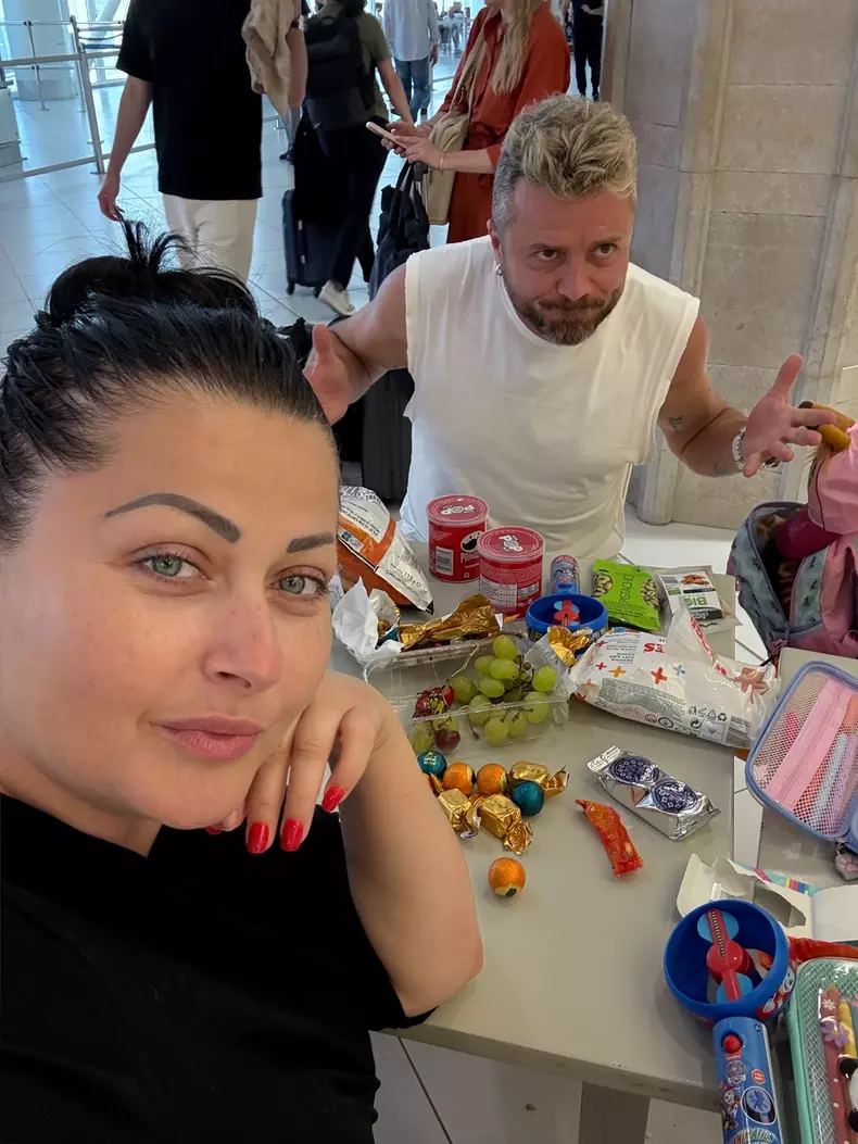 Gabriela Cristea, Tavi Clonda și fiicele lor în aeroport așteptând să urce în avion spre România (2)