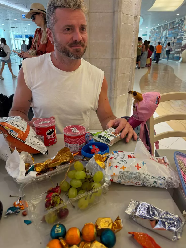 Gabriela Cristea, Tavi Clonda și fiicele lor în aeroport așteptând să urce în avion spre România (3)