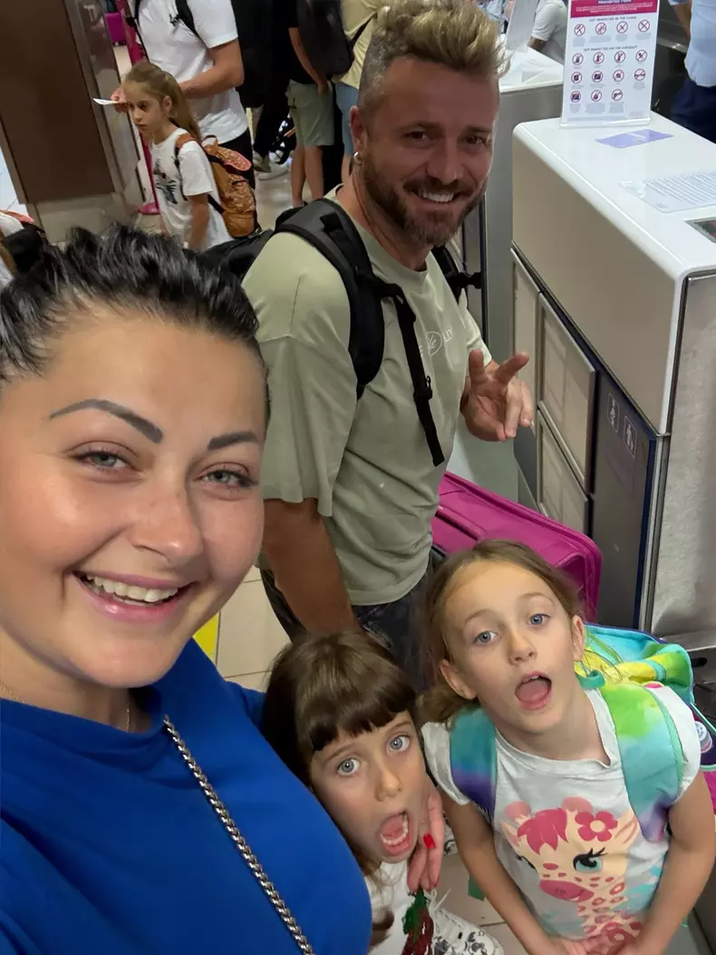 Gabriela Cristea, Tavi Clonda și fiicele lor, în vacanță în Italia (1)