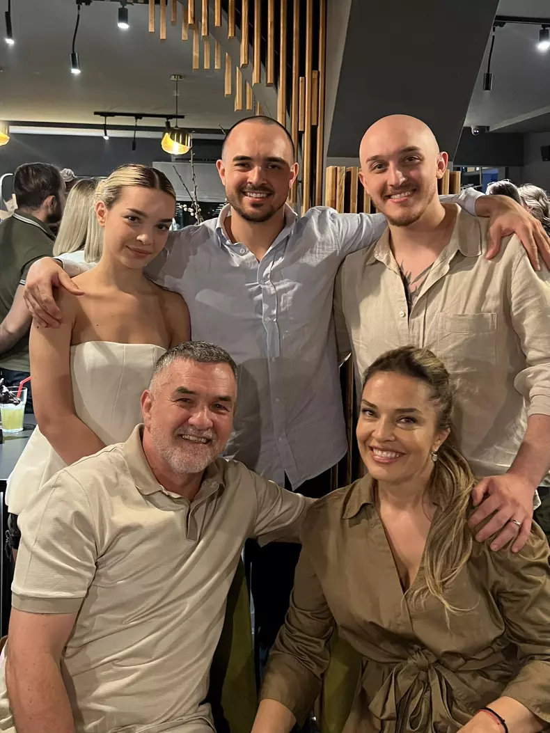 Leonard Doroftei, soția lui, Monica, și cei trei copii ai lor, Adrian, Alexandru și Vanessa
