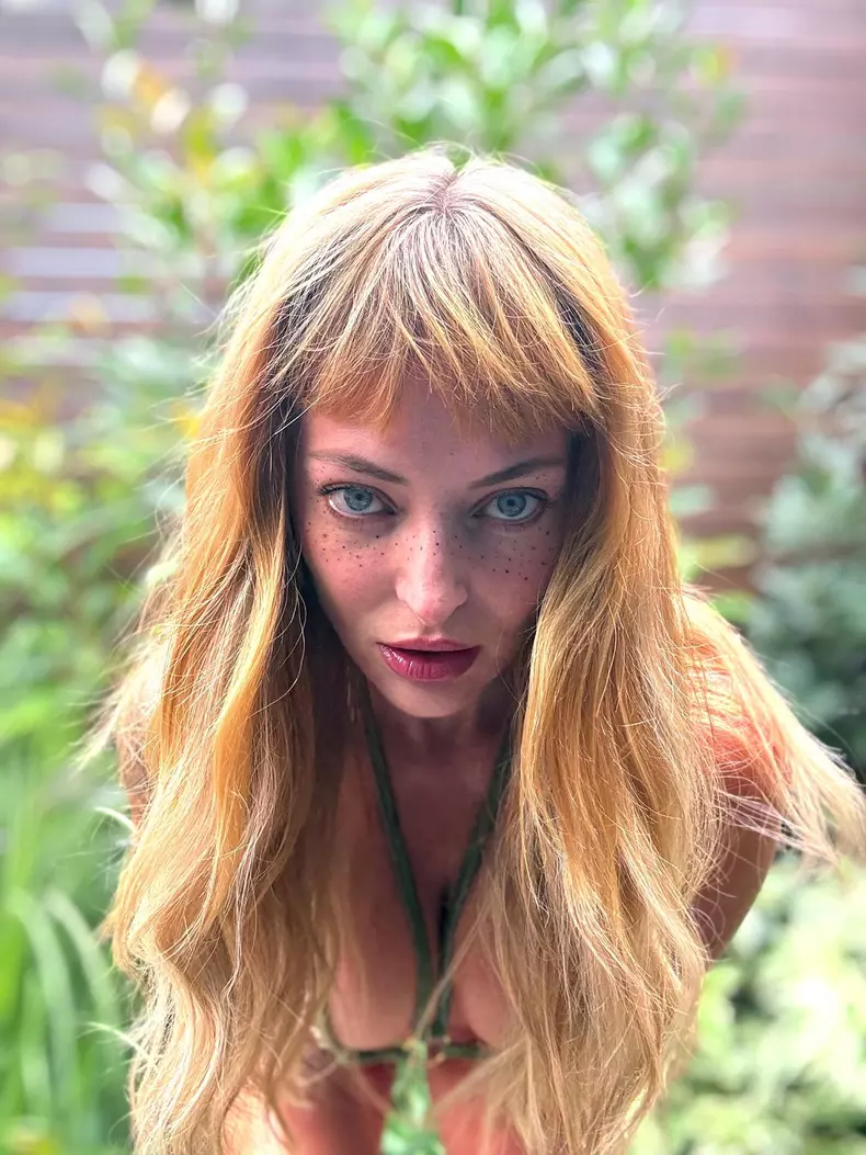 Delia în bikini (7)