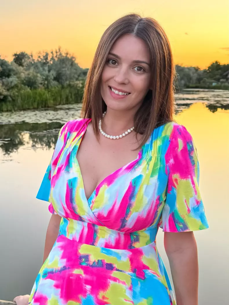 diana dumitrescu in rochie color