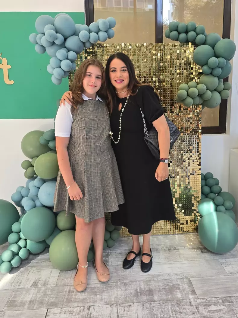 Oana Roman și fiica ei, Isabela Maria, în prima zi de școală clasa a V-a, septembrie 2025