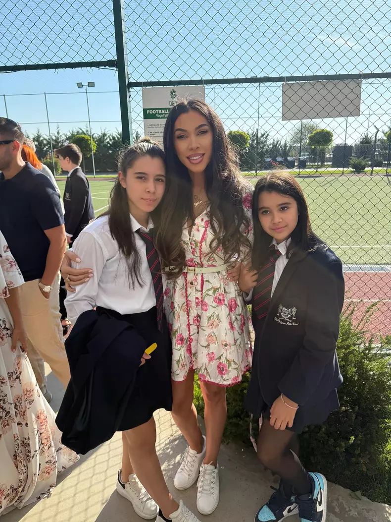 Raluca Pastramă și fiicele ei, Maria și Rosa