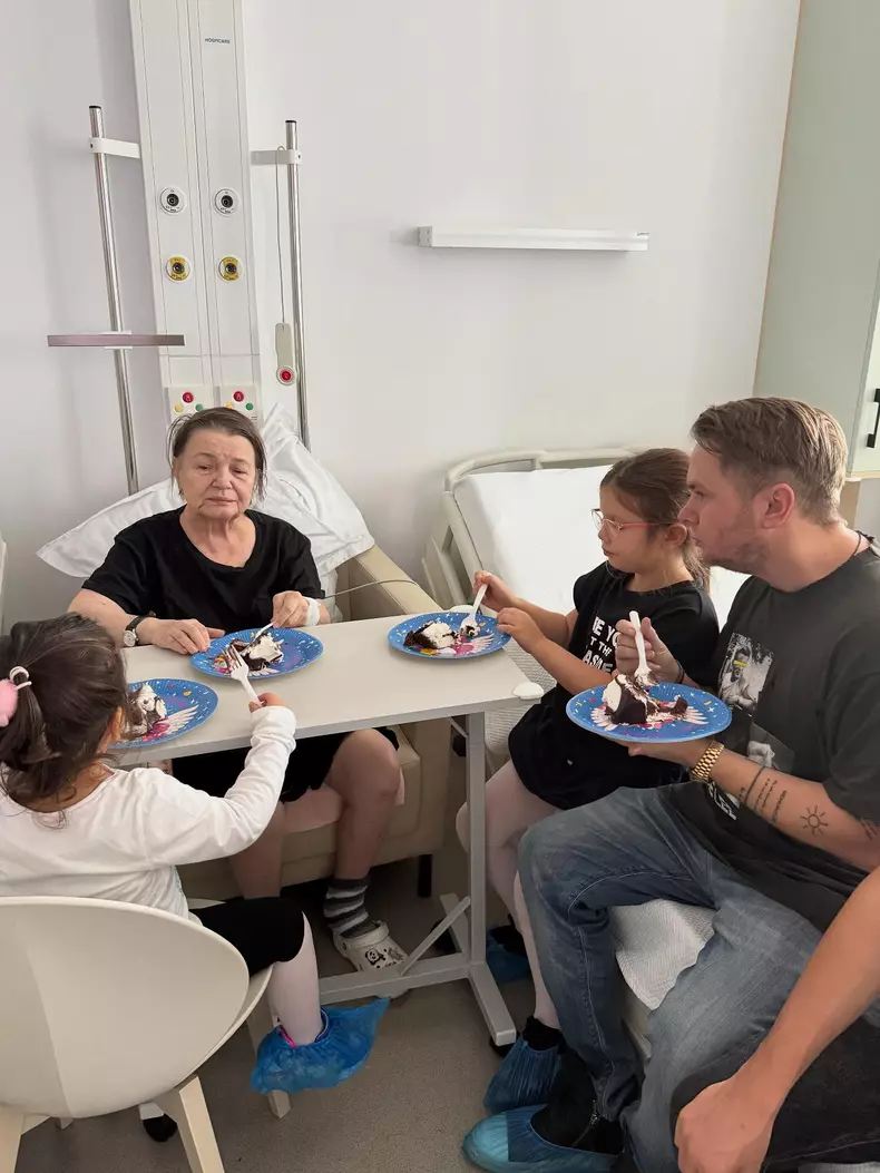 Codin Maticiuc și copiii lui, în vizită la spital la mama lui, Smaranda Maticiuc, după a doua operație a ei pe creier (2)