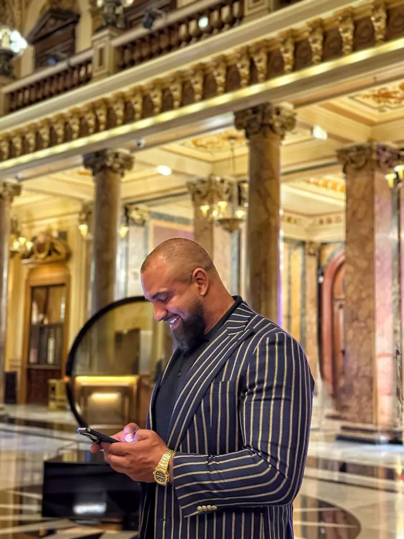 alex bodi pe telefon